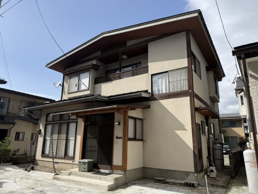 モルタル外壁【ラジカル3回塗り】金属屋根 【ラジカル3回塗り】面積【外壁142㎡屋根130㎡】 施工前