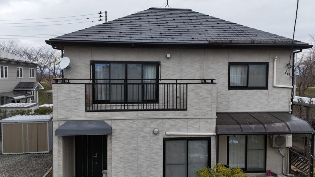 山形県天童市窯業サイディング【ラジカル4回塗り】金属屋根【ラジカル3回塗り】面積【外壁165㎡屋根110㎡】 施工前