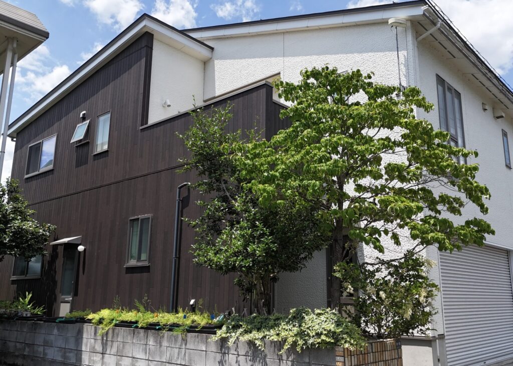 山形県山形市窯業サイディング【無機クリヤー3回塗り】金属屋根【無機3回塗り】【雪止め取付】面積【外壁294㎡屋根126㎡】 施工前