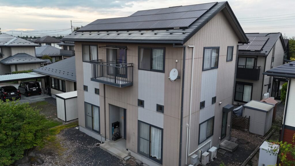 窯業サイディング【無機4回塗り】金属屋根 【無機3回塗り】【雪止め交換】面積【外壁185㎡屋根58㎡】 施工前